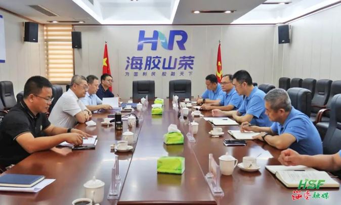 艾轶伦在海南橡胶山荣分公司座谈。